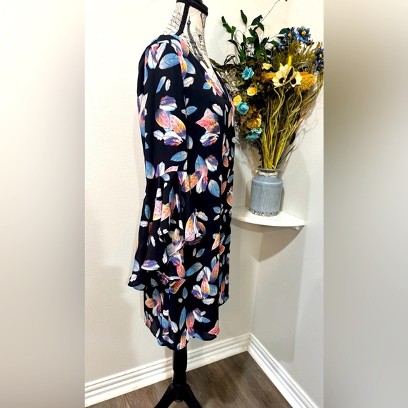 Nicole Miller Black Floral V-Neck Bell Sleeve Tunic Dress size 8 - Picture 2 of 8